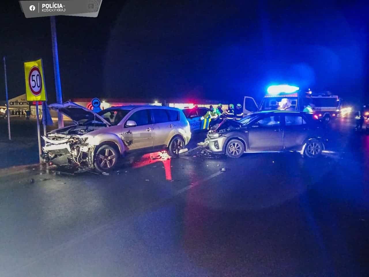 VÁŽNA NEHODA troch áut pri Košiciach: Štyria zranení, cesta na Hanisku je uzavretá