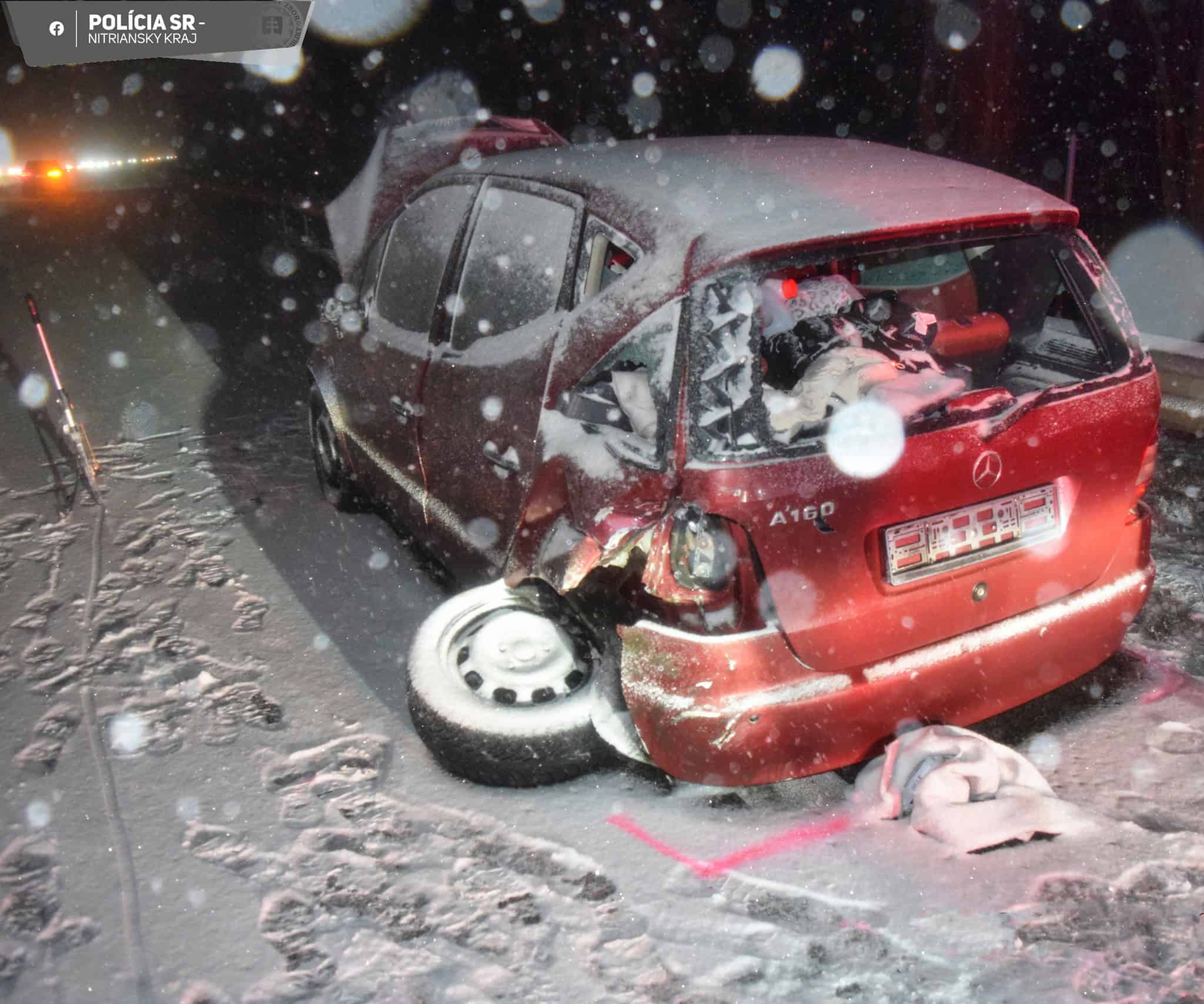 Kuriózna nehoda na R1: Mercedes sa pokúsil ujsť, polícia našla podozrivé látky aj falošné značky