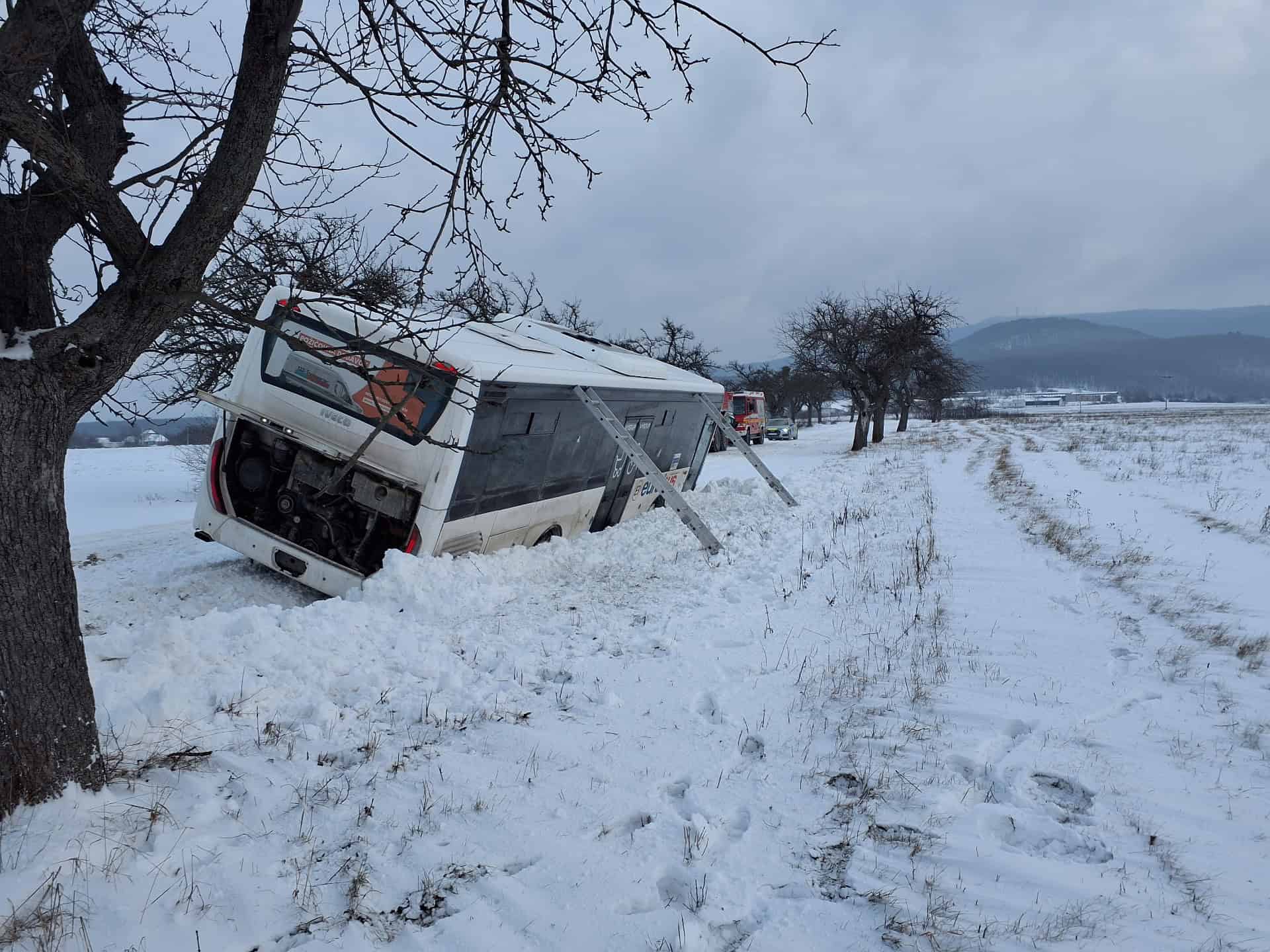 AKTUÁLNE FOTO Autobus plný deti skončil mimo cesty, hasiči museli evakuovať vyše 60 cestujúcich