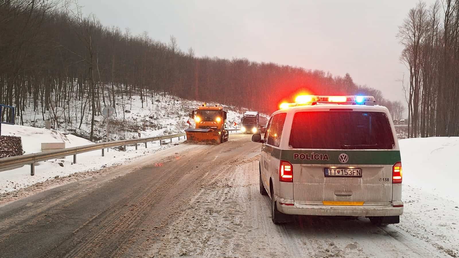 AKTUÁLNE FOTO Slovensko zasiahla EXTRÉMNA POĽADOVICA: Uzavreli diaľnicu aj letisko, zrazil sa autobus s autami