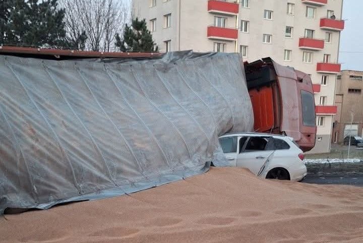 AKTUÁLNE Nehoda ochromila dopravu v Prievidzi: Cesta je úplne neprejazdná