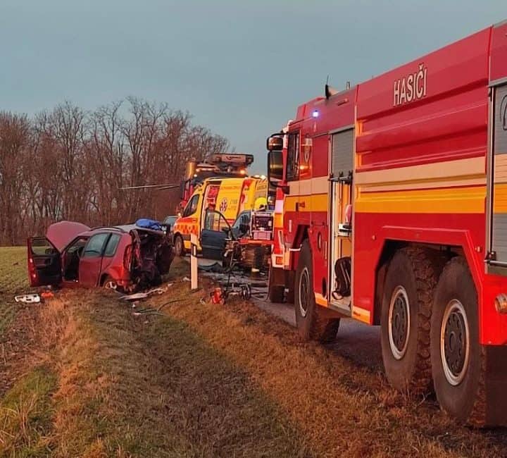 AKTUÁLNE FOTO BRUTÁLNA NEHODA Autá sú na šrot, vnútri ostali zakliesnení ľudia: Vyslali aj vrtuľník