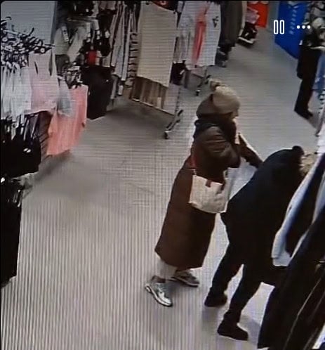V Bratislave hľadajú ženu, ktorá okradla seniorku v obchodnom centre