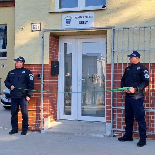 V Gbeloch otvorili mestskú políciu: Obyvatelia chcú viac bezpečnosti, zatiaľ majú troch policajtov