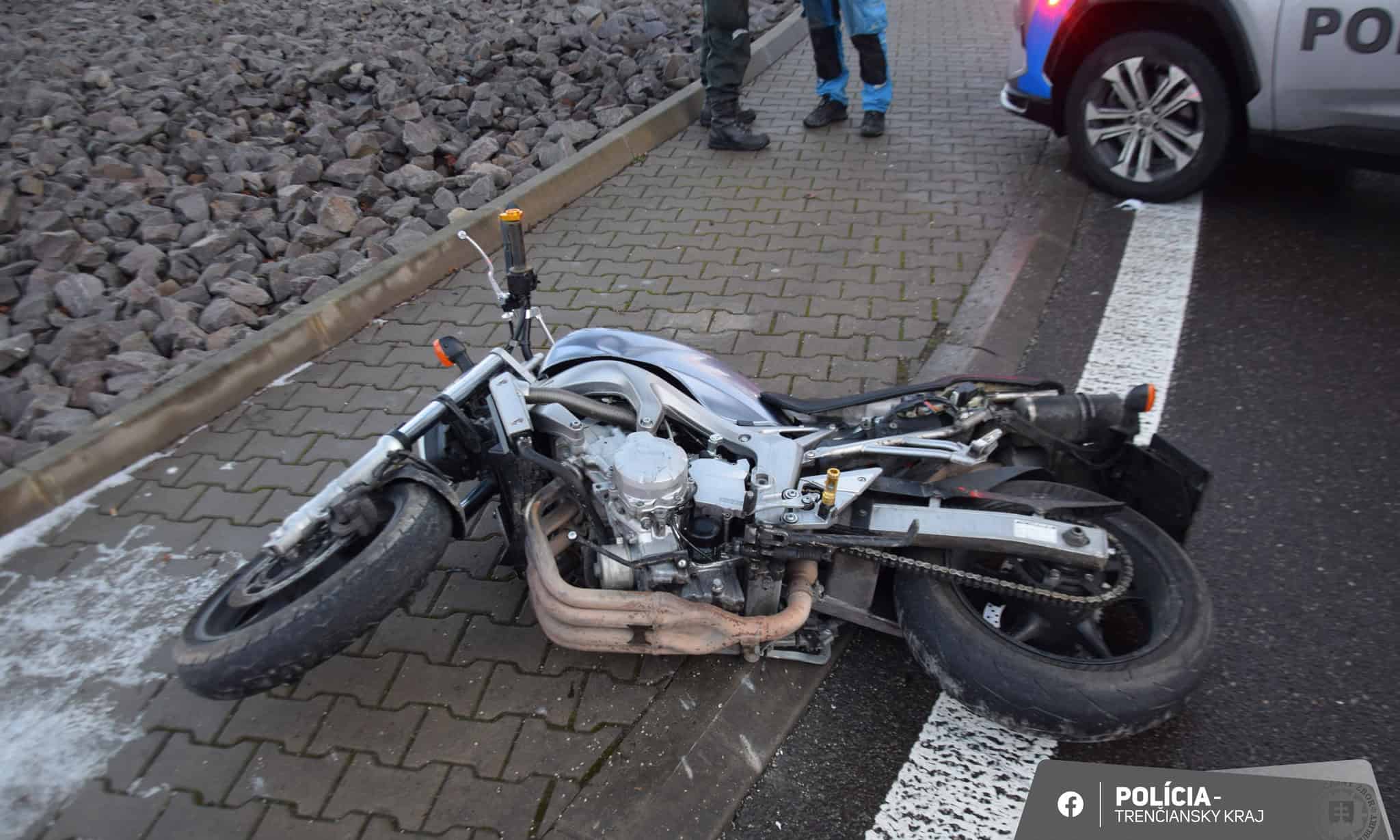 Opitý motocyklista s doživotným zákazom šoféroval v Považskej Bystrici, u seba mal drogy
