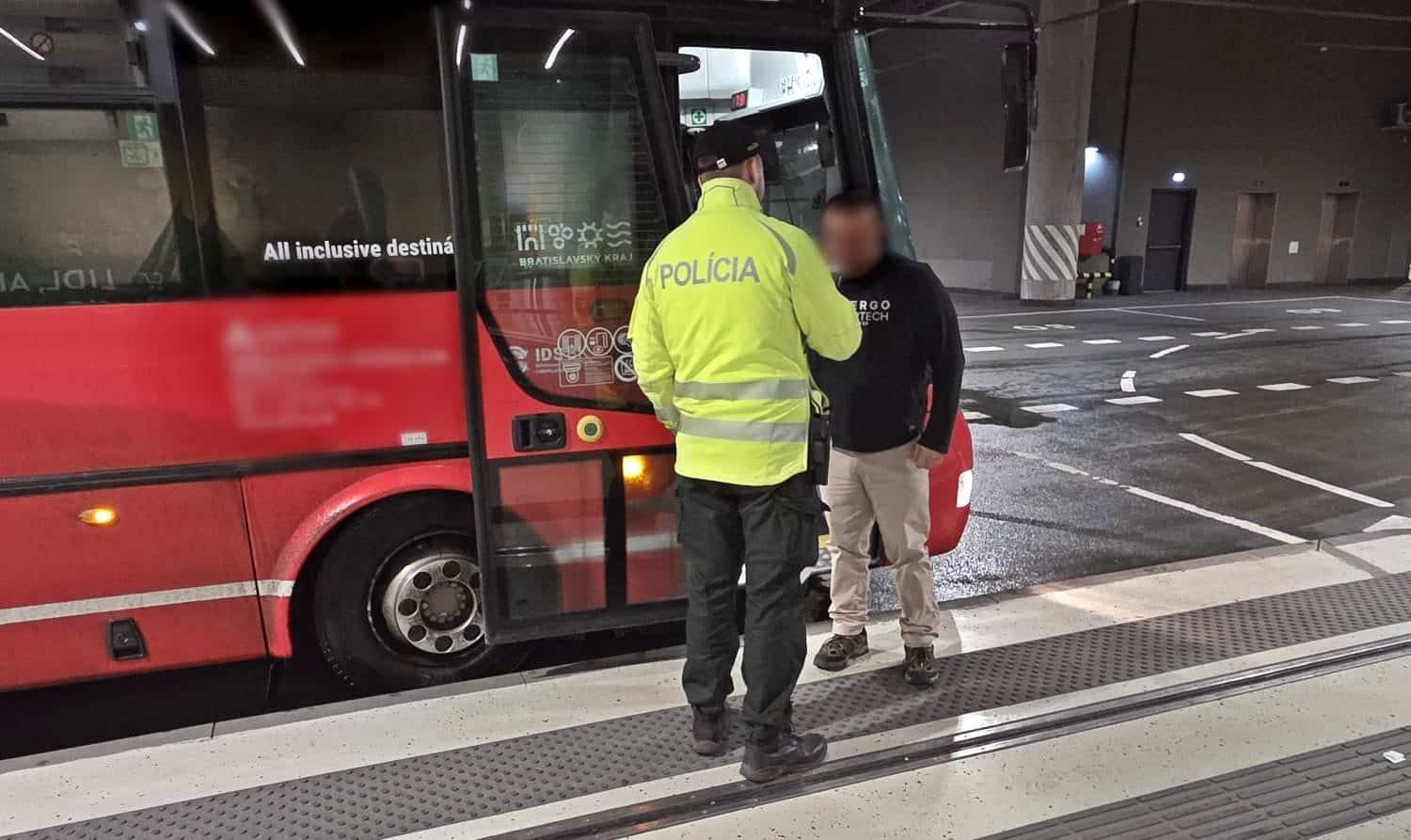 Policajná akcia v Bratislave a okolí: Kontroly kamiónov a autobusov odhalili desiatky priestupkov