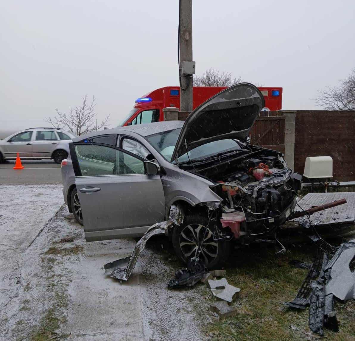 V Trenčianskej Turnej narazilo auto do plota, dvaja zranení: Zasahovali hasiči aj záchranári
