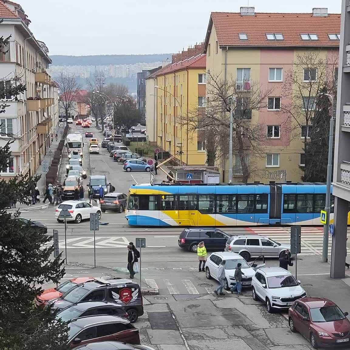 AKTUÁLNE FOTO Vážna zrážka električky a auta: Hlásia zranenia, zasahujú záchranári, doprava je obmedzená