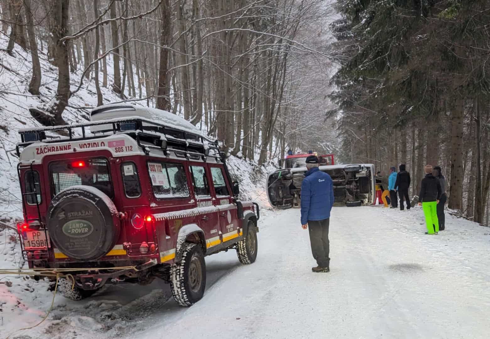 Ťažká nehoda: Auto plné ľudí havarovalo kúsok pred lyžiarskym strediskom. Viacero ranených