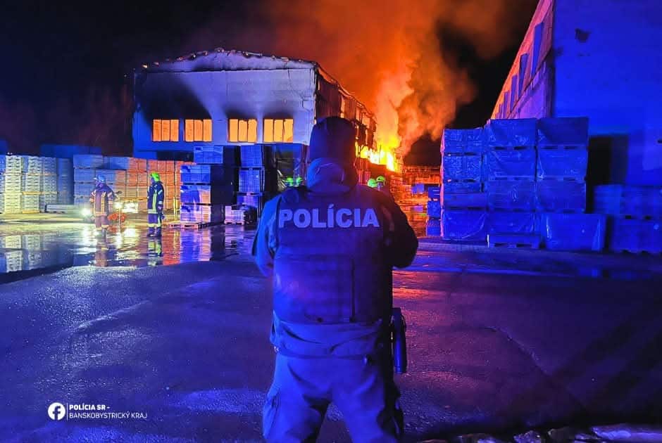 VIDEO Mohutný požiar fabriky na strednom Slovensku: Horela celá budova, šokujúce zistenie
