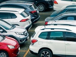 Veľká zmena v Ružomberku: Vojenská nemocnica zavádza nový parkovací režim – pozor na nové pravidlá a poplatky
