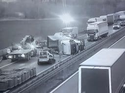 Vodiči, POZOR: Na českej D2 smer Brno sa prevrátil kamión, doprava je odklonená až po hranicu