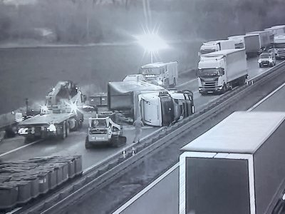 Vodiči, POZOR: Na českej D2 smer Brno sa prevrátil kamión, doprava je odklonená až po hranicu