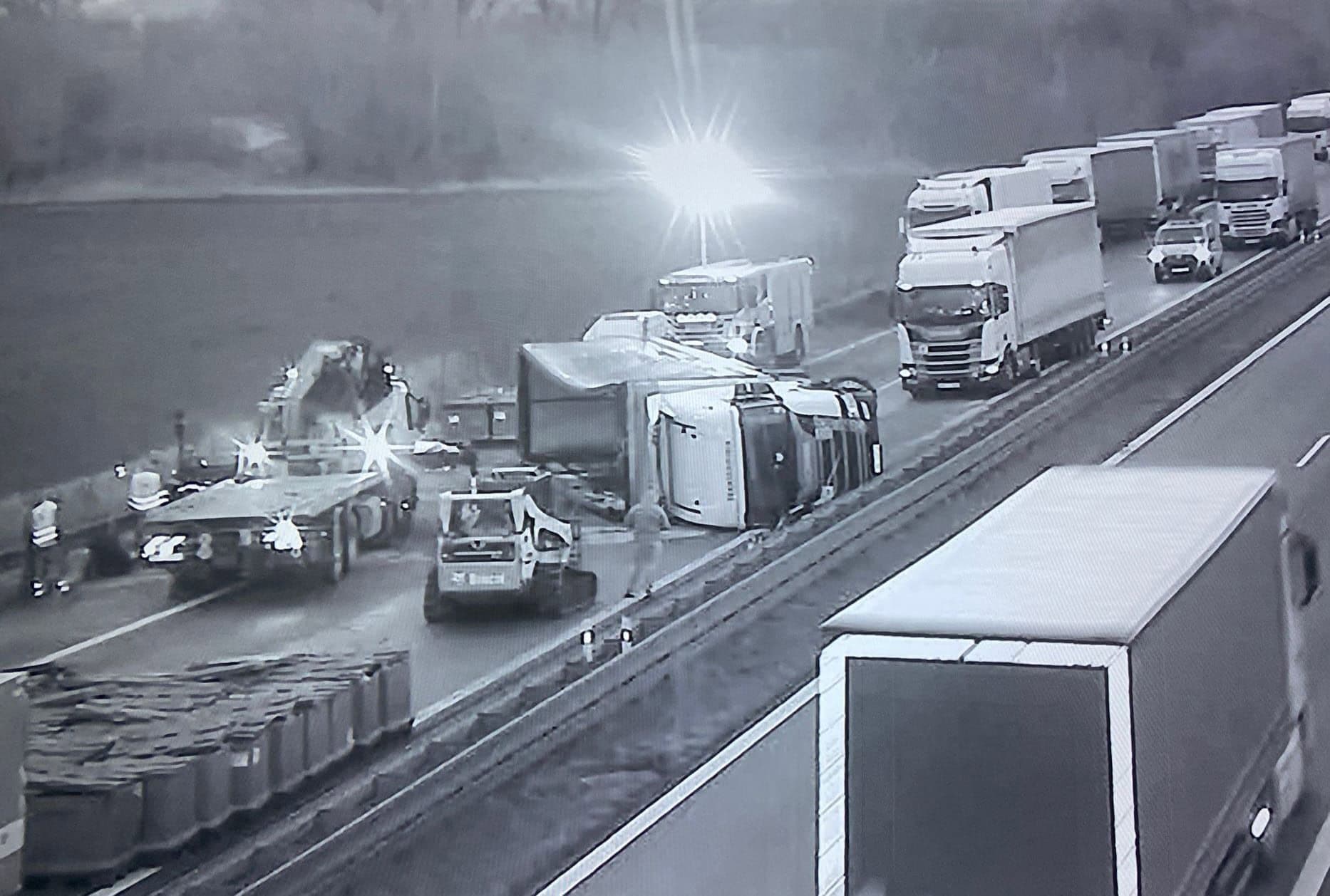 Vodiči, POZOR: Na českej D2 smer Brno sa prevrátil kamión, doprava je odklonená až po hranicu