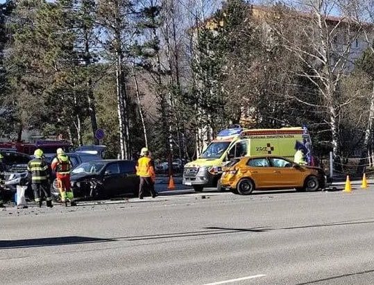 AKTUÁLNE FOTO Vážna hromadná nehoda v meste: Hlásia zranenia. Zasahujú záchranári, dopravu obmedzili