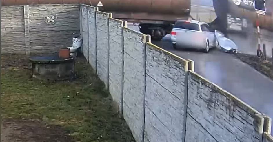 AUTENTICKÉ VIDEO Šofér vrazil do vlaku pri Senici: Z miesta ušiel, nemal vodičák