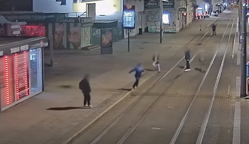 VIDEO Dráma na námestí: Agresívny muž vydesil ľudí s nožom v ruke. Vykrikoval extrémistické heslá