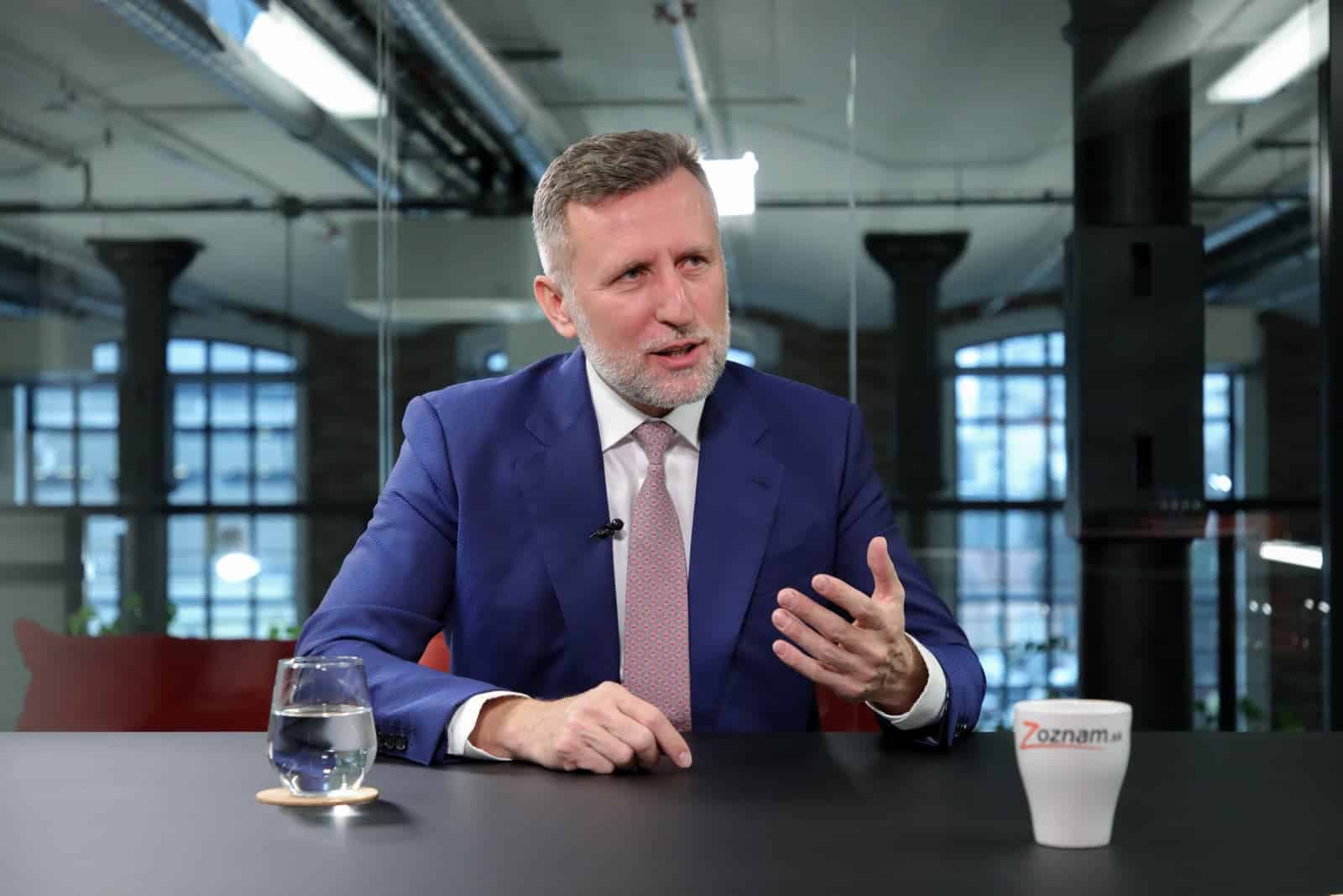 O férovejšom parkovaní hovorí až pred voľbami, odkazuje Vallovi jeho protikandidát Winkler