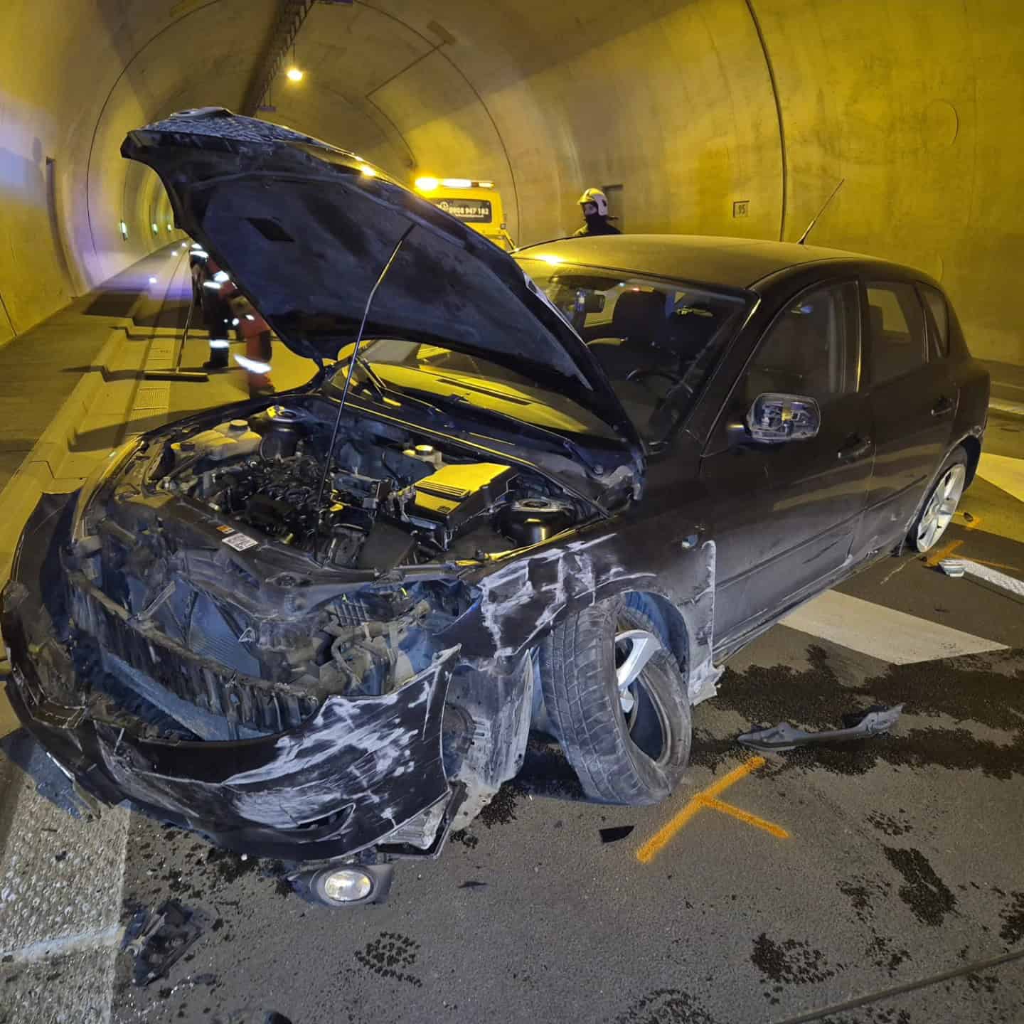 AKTUÁLNE Vážna nehoda v diaľničnom tuneli: Hlásia zranenia, auto je rozbité. FOTO z miesta nešťastia