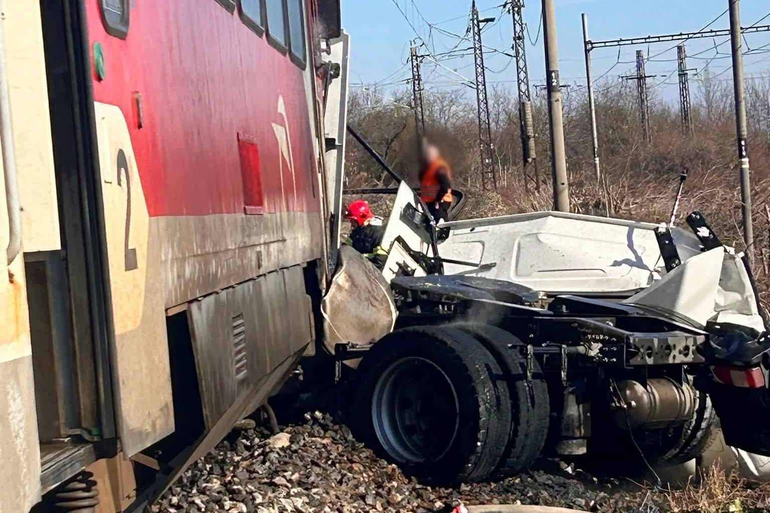 Tragická zrážka vlaku s kamiónom pri Nových Zámkoch: Polícia začala trestné stíhanie