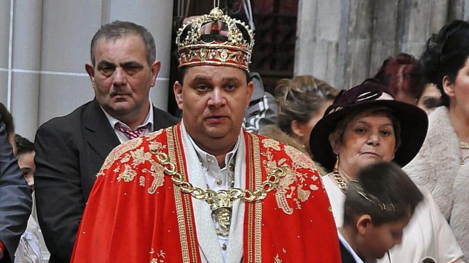 V Košiciach sa rozlúčili s rómskym kráľom Róbertom Botošom – pohreb sprevádzali stovky ľudí a špeciálny sprievod