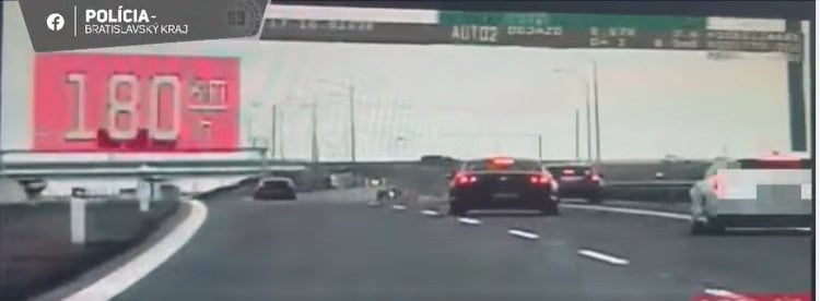 Vodič na diaľnici pri Bratislave išiel 180 km/h, nafúkal a rieši ho polícia