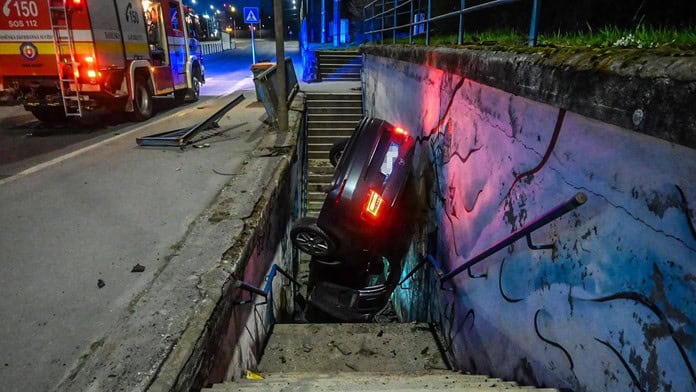 Nehoda v Košiciach: Policajt skončil s autom v podchode, hrozí mu prepustenie