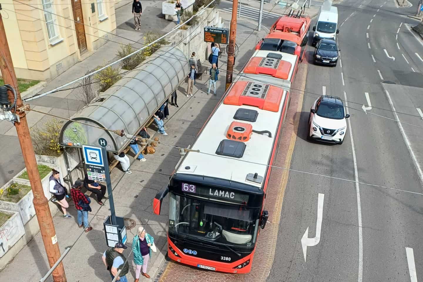 V Bratislave sa zrazili dva autobusy s cestujúcimi