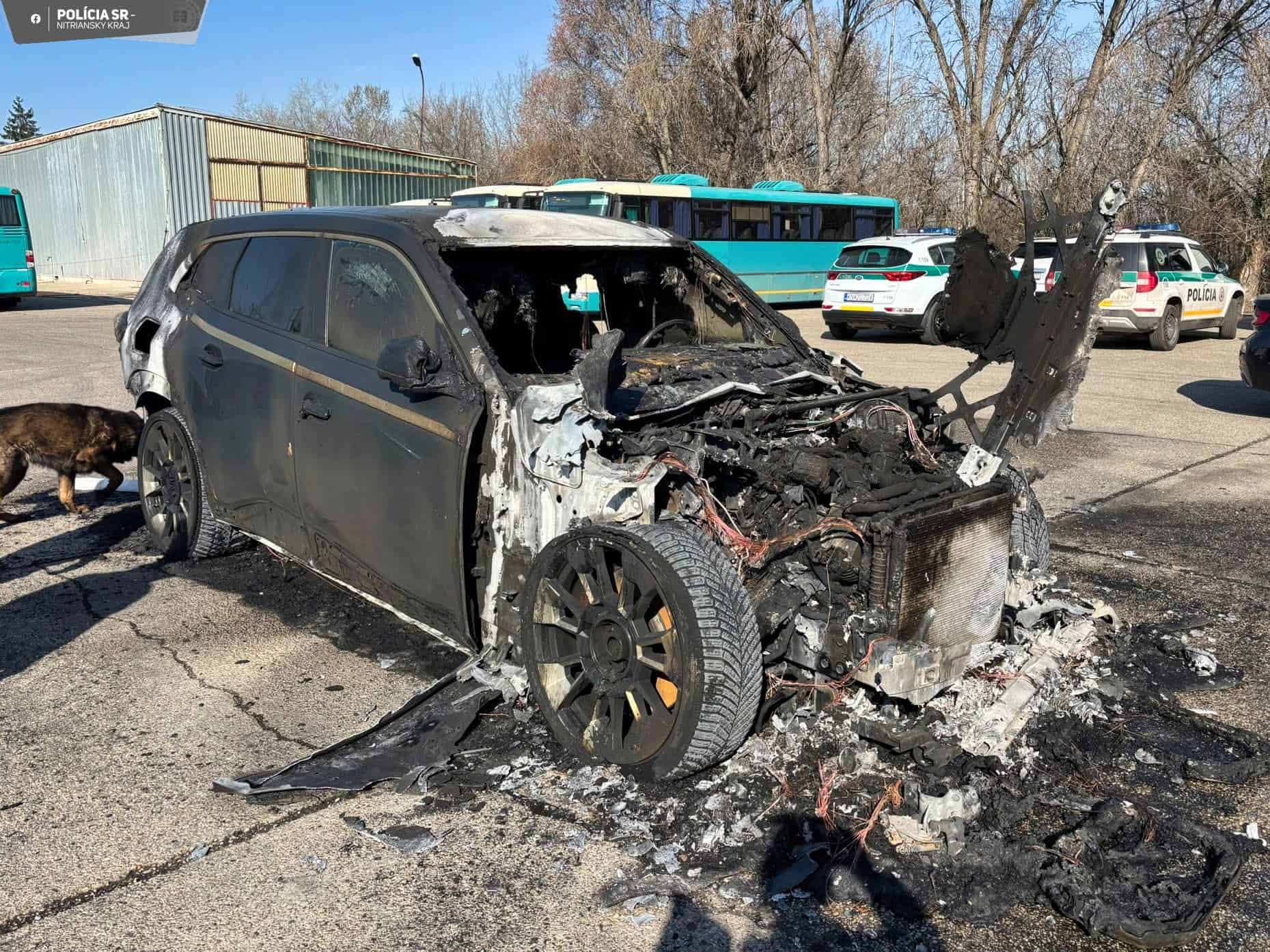 Úmyselný požiar v Komárne: Luxusné BMW XM zhorelo za pár sekúnd, škoda je obrovská
