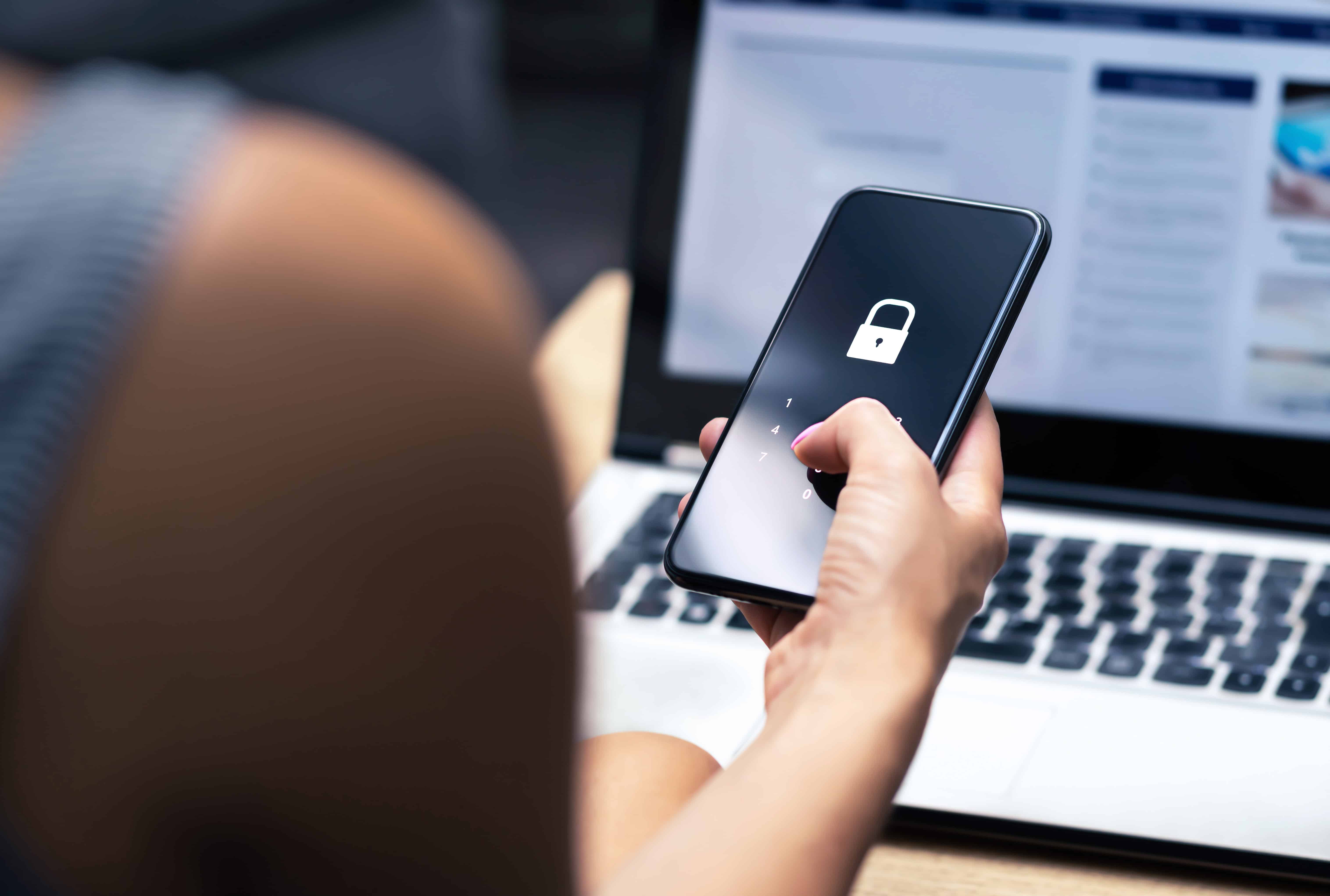 Prieskum odhalil: Viac ako polovica Slovákov zdieľa heslo k mobilu s partnerom, mladí posielajú aj fotky