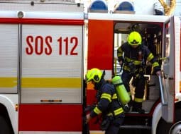 Požiar pracovného stroja v Jablonici spôsobil obrovskú škodu – zasahovali hasiči, príčinou bola porucha