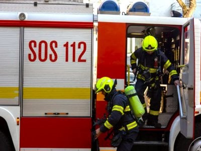 Požiar pracovného stroja v Jablonici spôsobil obrovskú škodu – zasahovali hasiči, príčinou bola porucha