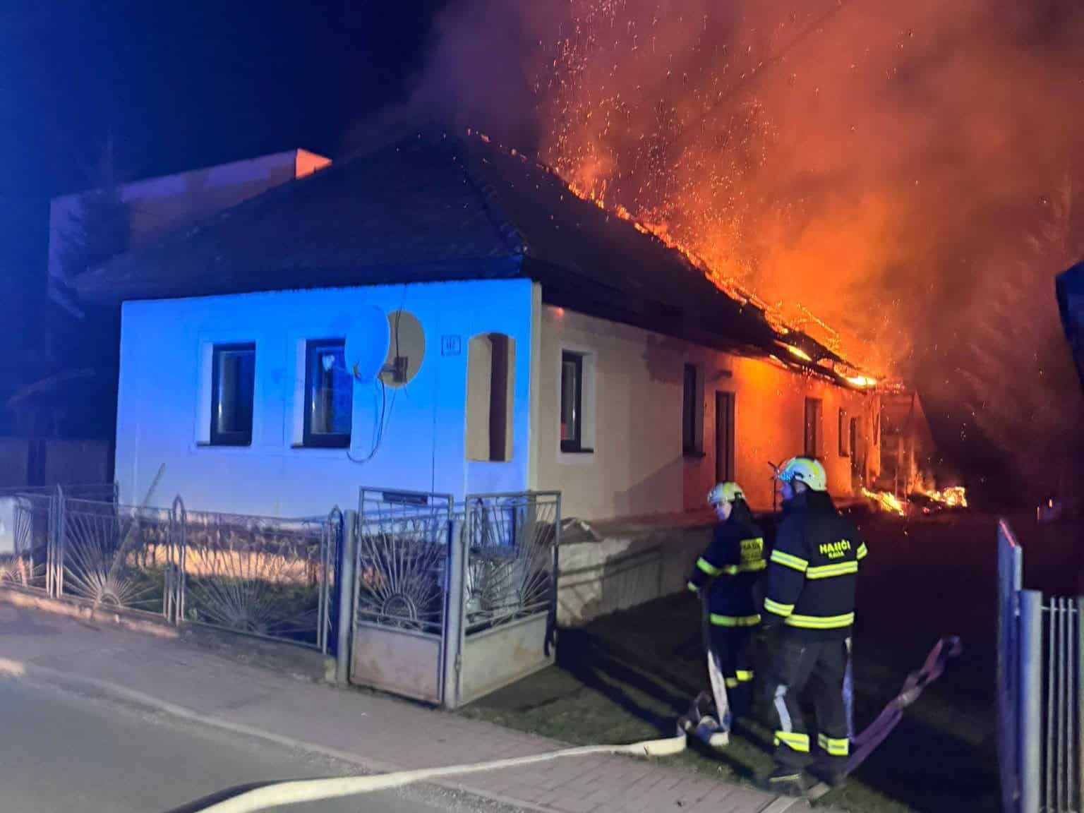 FOTO Požiar domu v Kalši: Hasiči bojovali s plameňmi, príčinou bola netesnosť komína