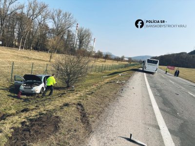 AKTUÁLNE FOTO Vážna zrážka s autobusom: Vyslali aj vrtuľník, cesta je neprejazdná