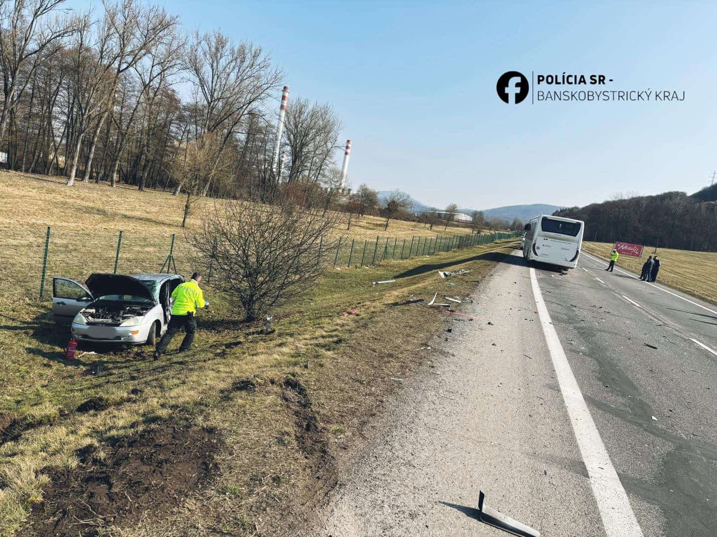 AKTUÁLNE FOTO Vážna zrážka s autobusom: Vyslali aj vrtuľník, cesta je neprejazdná