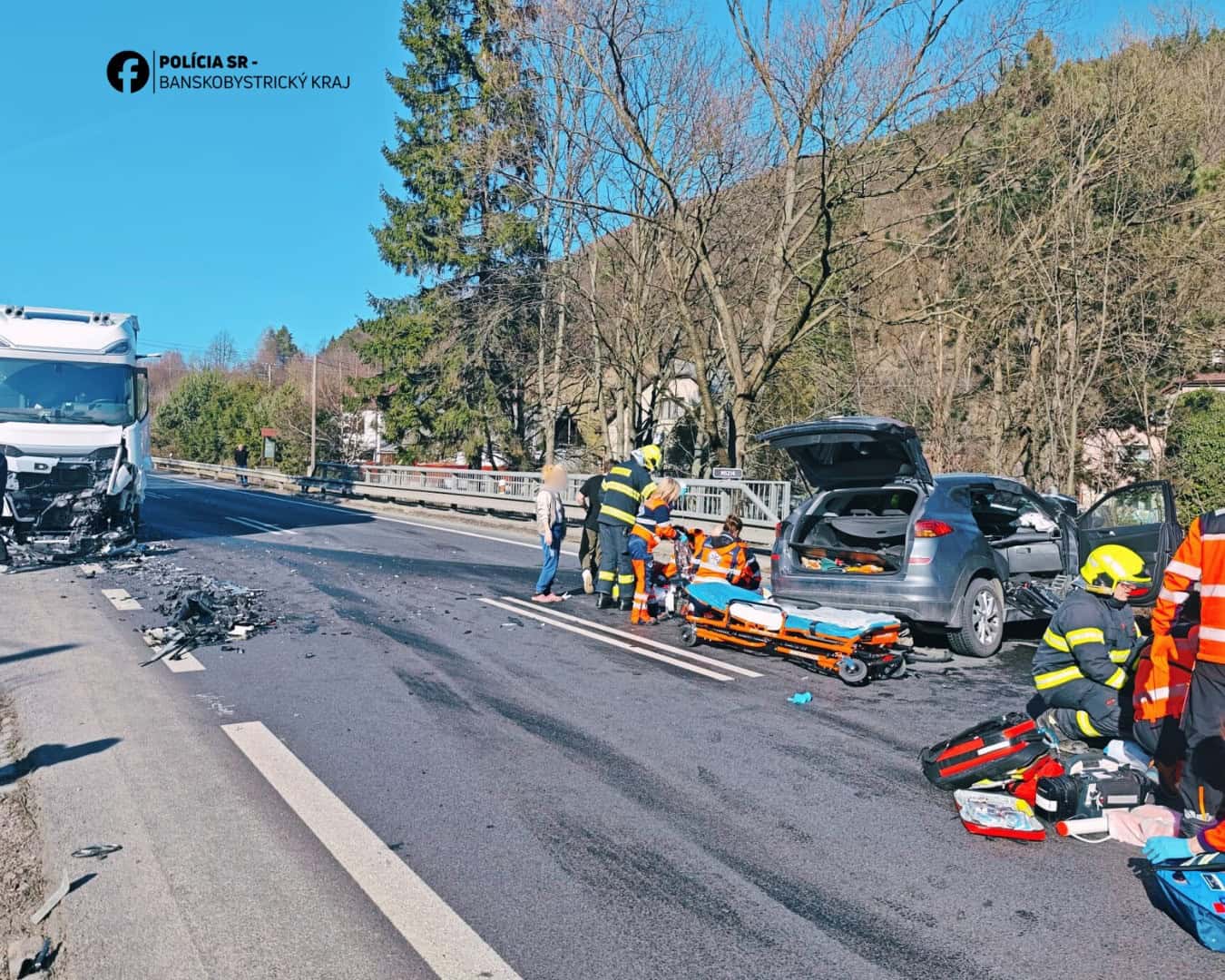 AKTUÁLNE Ďalšia vážna nehoda: Auto sa zrazilo s nákladiakom. Na miesto smeruje vrtuľník