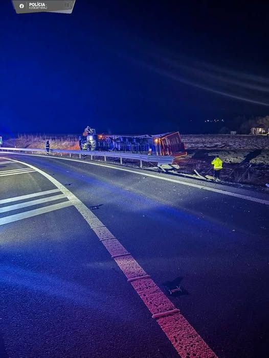 Nehoda na diaľnici pri Bidovciach: Kamión sa prevrátil, vodič nafúkal vyše 2 promile