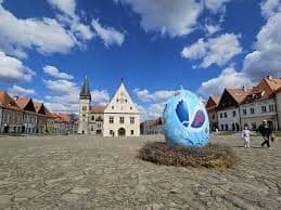 V Bardejove slávnostne odhalili obriu kraslicu: Námestie zdobí veľkonočný symbol, stovky detí priniesli vlastné vajíčka