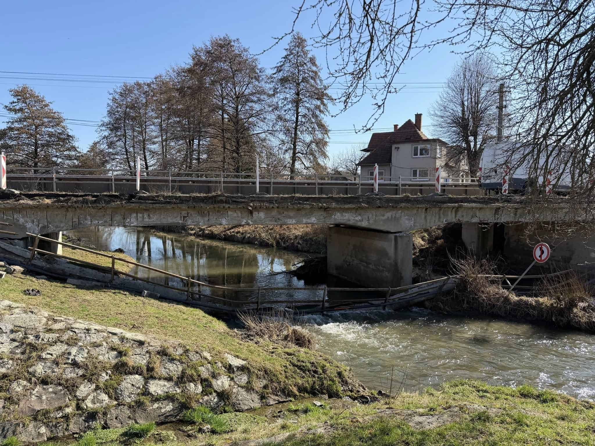 AKTUÁLNE Poplach na ceste: Časť mosta za zrútila priamo do rieky. FOTO Denne po ňom jazdia tisíce áut