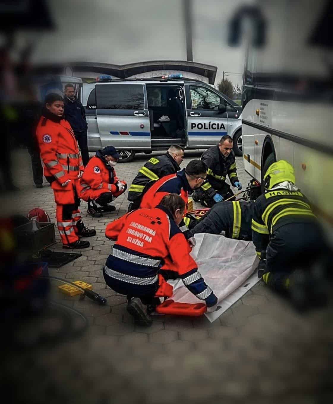 AKTUÁLNE FOTO Obrovská tragédia na stanici: Človek zahynul pod kolesami autobusu!