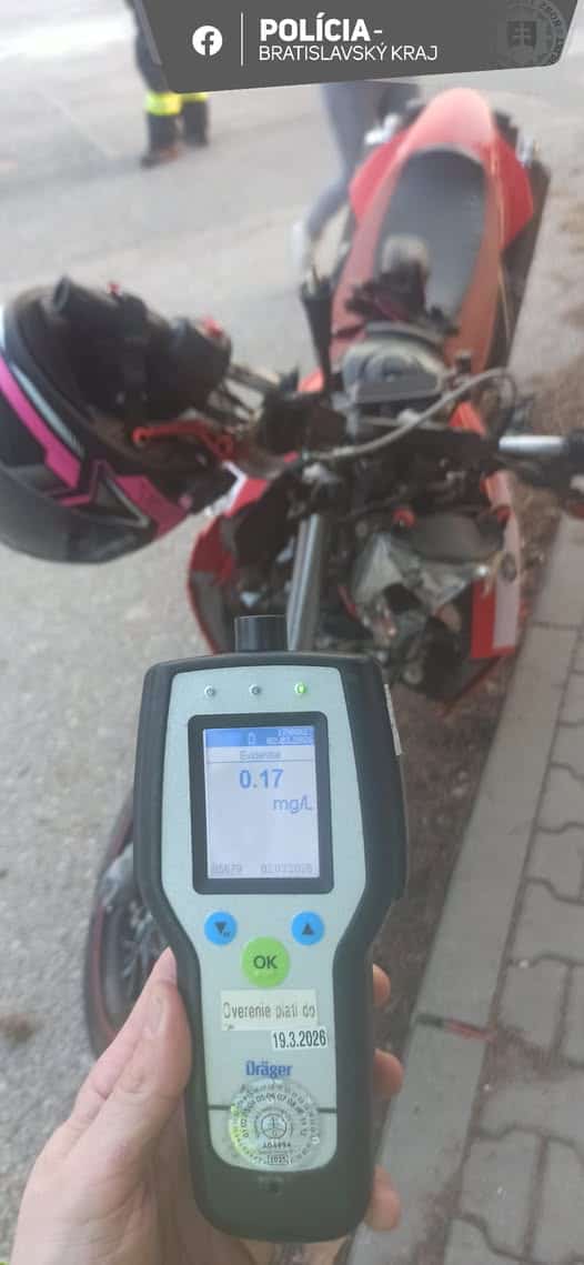 Motorkárka v Bernolákove havarovala, polícia zistila alkohol aj jazdu bez oprávnenia