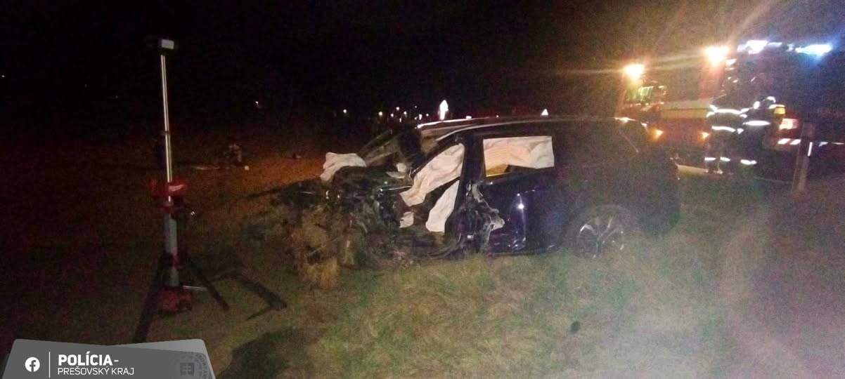 Tragédia pri Sabinove: Vodič prešiel do protismeru a narazil do stromu. Náraz neprežil