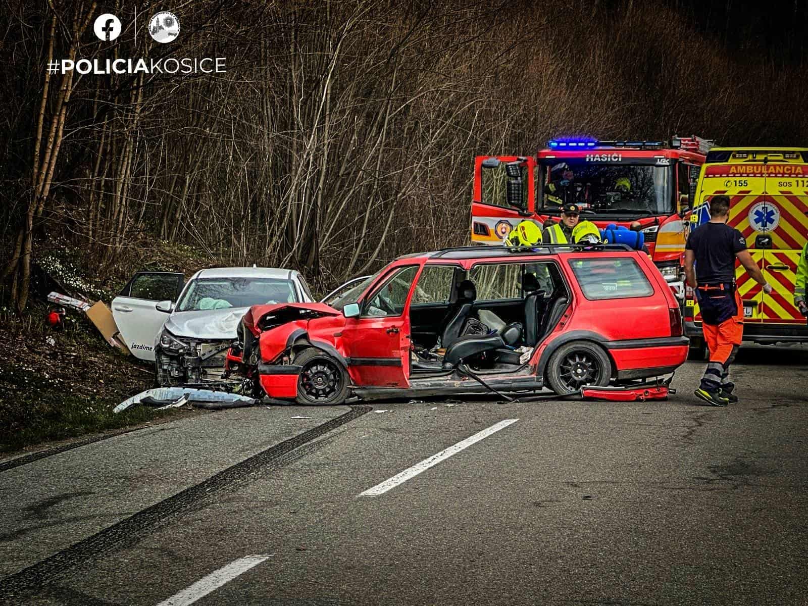 Pri Medzeve došlo k ťažkej zrážke áut: Zasahuje aj vrtuľník, cestu uzavreli
