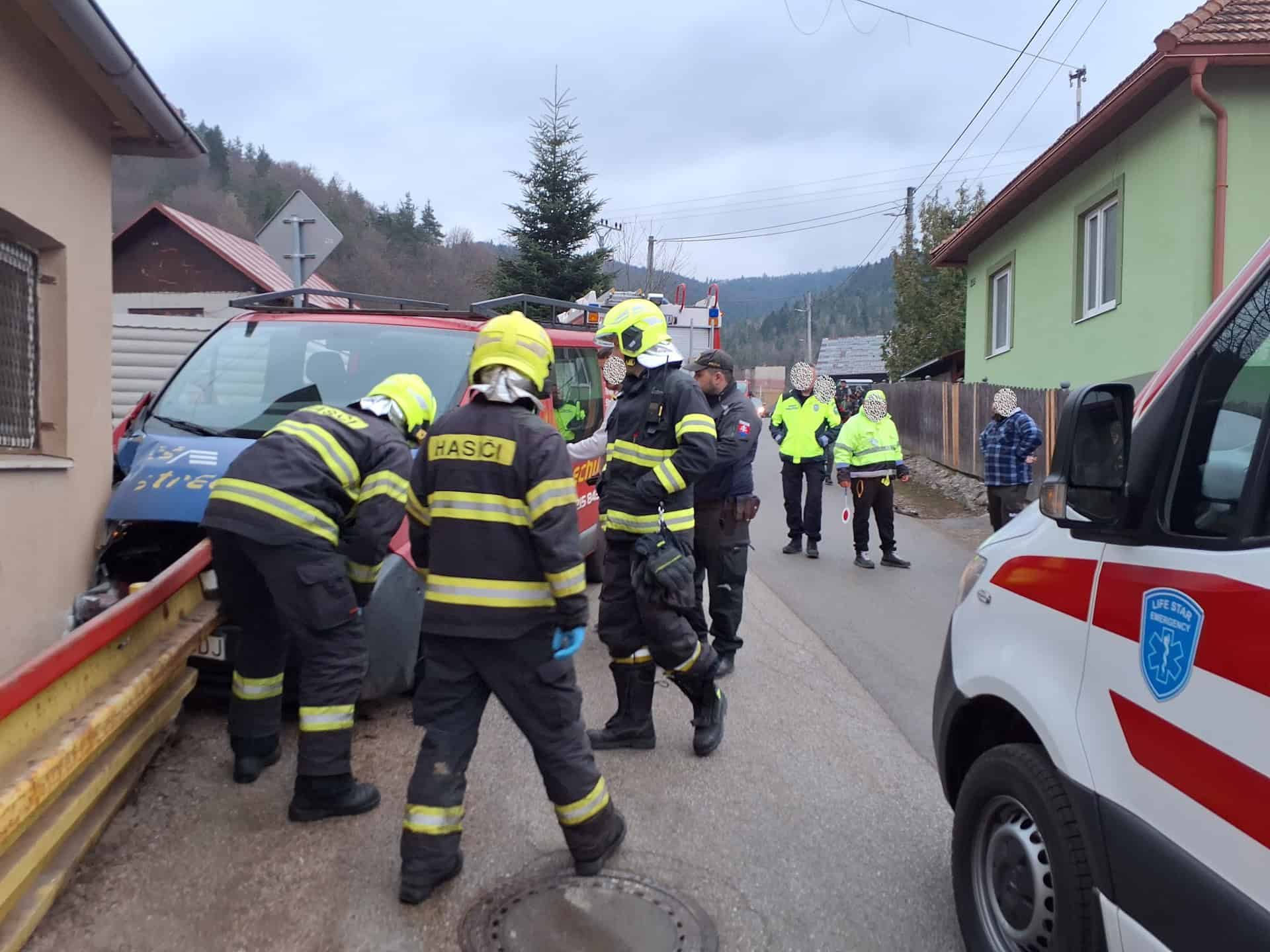 AKTUÁLNE Vážna nehoda: Zasahujú záchranári, hlásia až 3 ranené deti. Mrazivé FOTO nešťastia