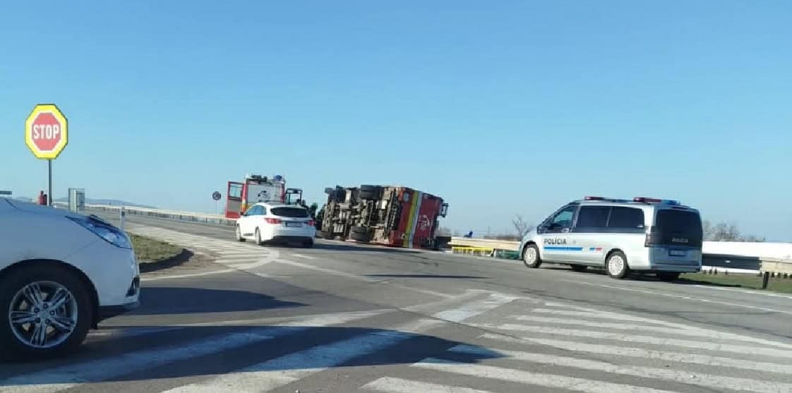 AKTUÁLNE Hrozná nehoda: Havarovalo hasičské auto. Mrazivé FOTO, hlavný ťah uzavreli