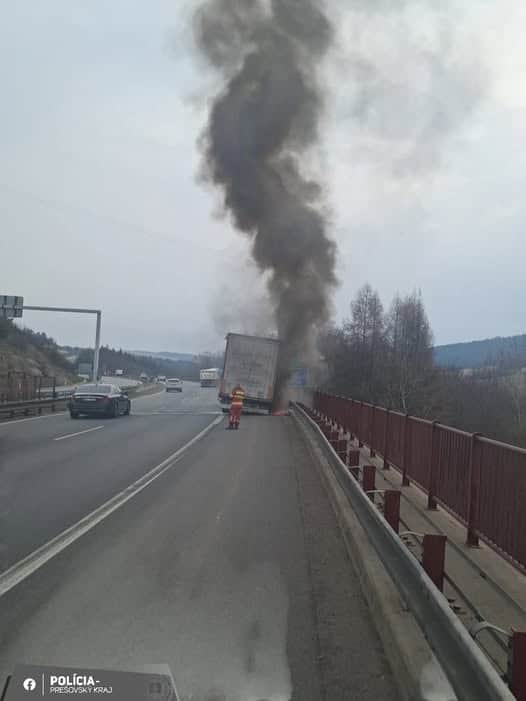 Vodiči, pozor! Na diaľnici horí kamión