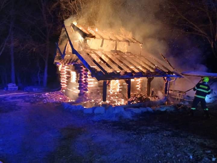 Požiar zrubovej chaty v Lehote pod Vtáčnikom: Zasahovali hasiči, príčina sa vyšetruje