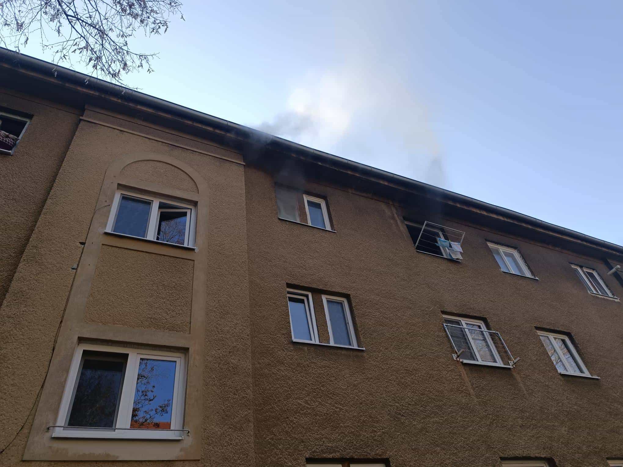 Požiar bytu v Topoľčanoch – hasiči na mieste, dvaja ľudia skončili v nemocnici