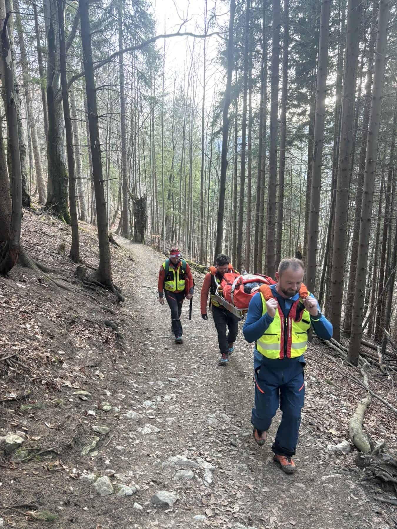 Turistka vo Vrátnej doline sa pošmykla na ľade a poranila si členok: Zasahovali horskí záchranári