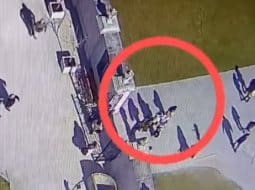 Policajti zadržali štyroch vreckárov priamo pri pokuse okradnúť turistku na Bratislavskom hrade
